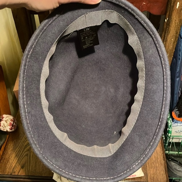 Classic hat
Does not lose its shape 
100% wool - Picture 7 of 7